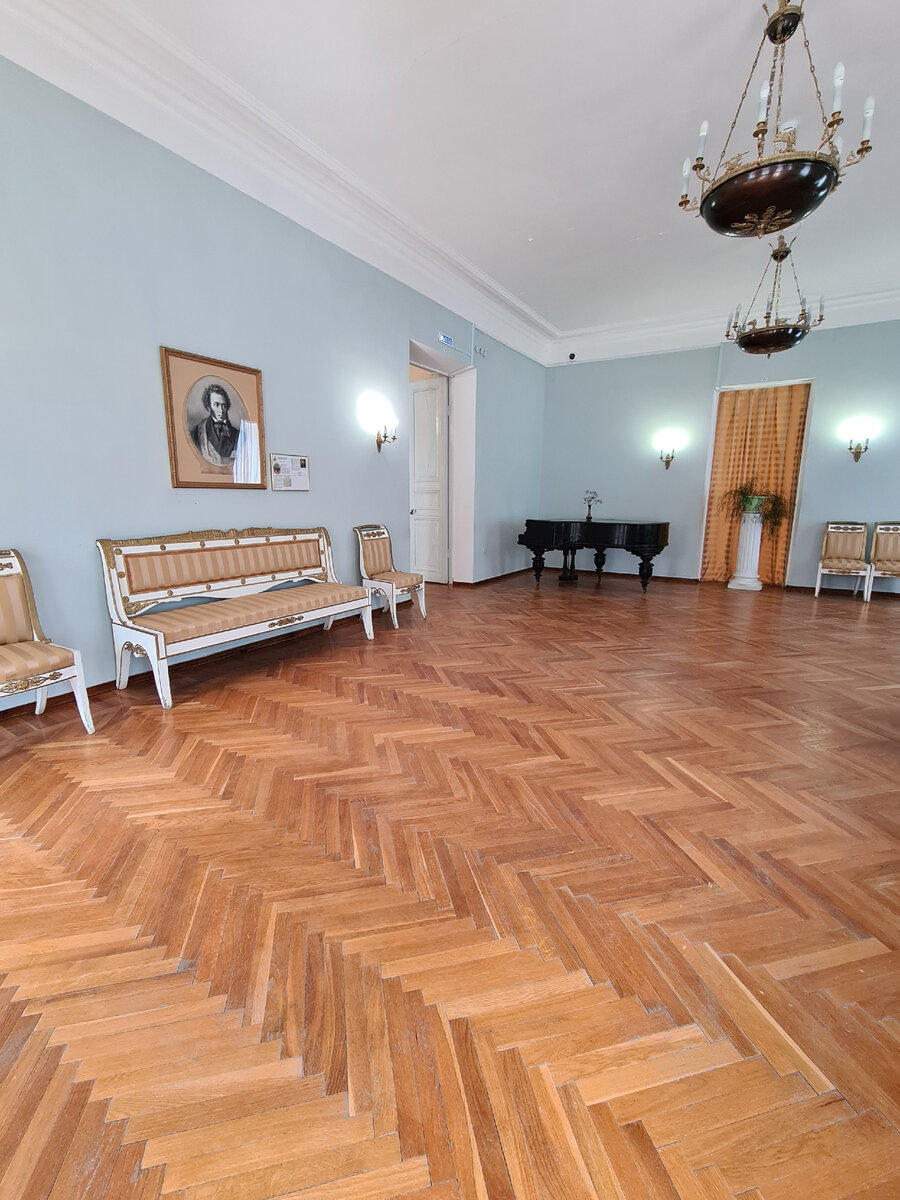 Интерьеры усадьбы воссозданы заново, но многие предметы после революции хранились в ближних деревнях. После создания музея некоторые вещи жители вернули в музей сами.