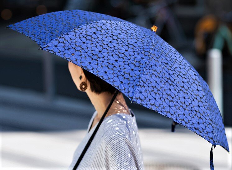 Продавец зонтиков. Японский зонтик. Синий японский зонт. Фото девушек с японским зонтом.