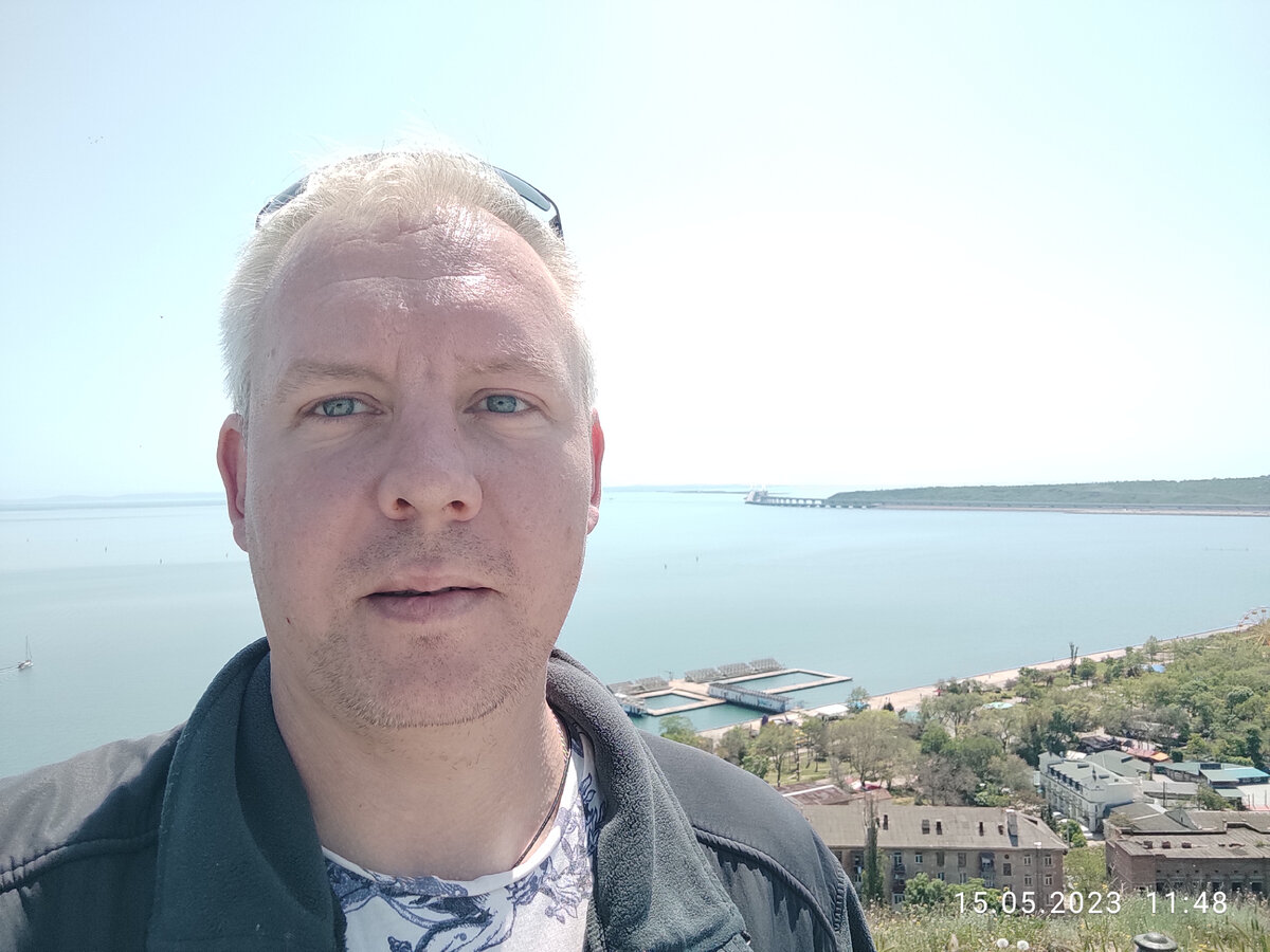 В Керчи, на заднем плане Крымский мост.
