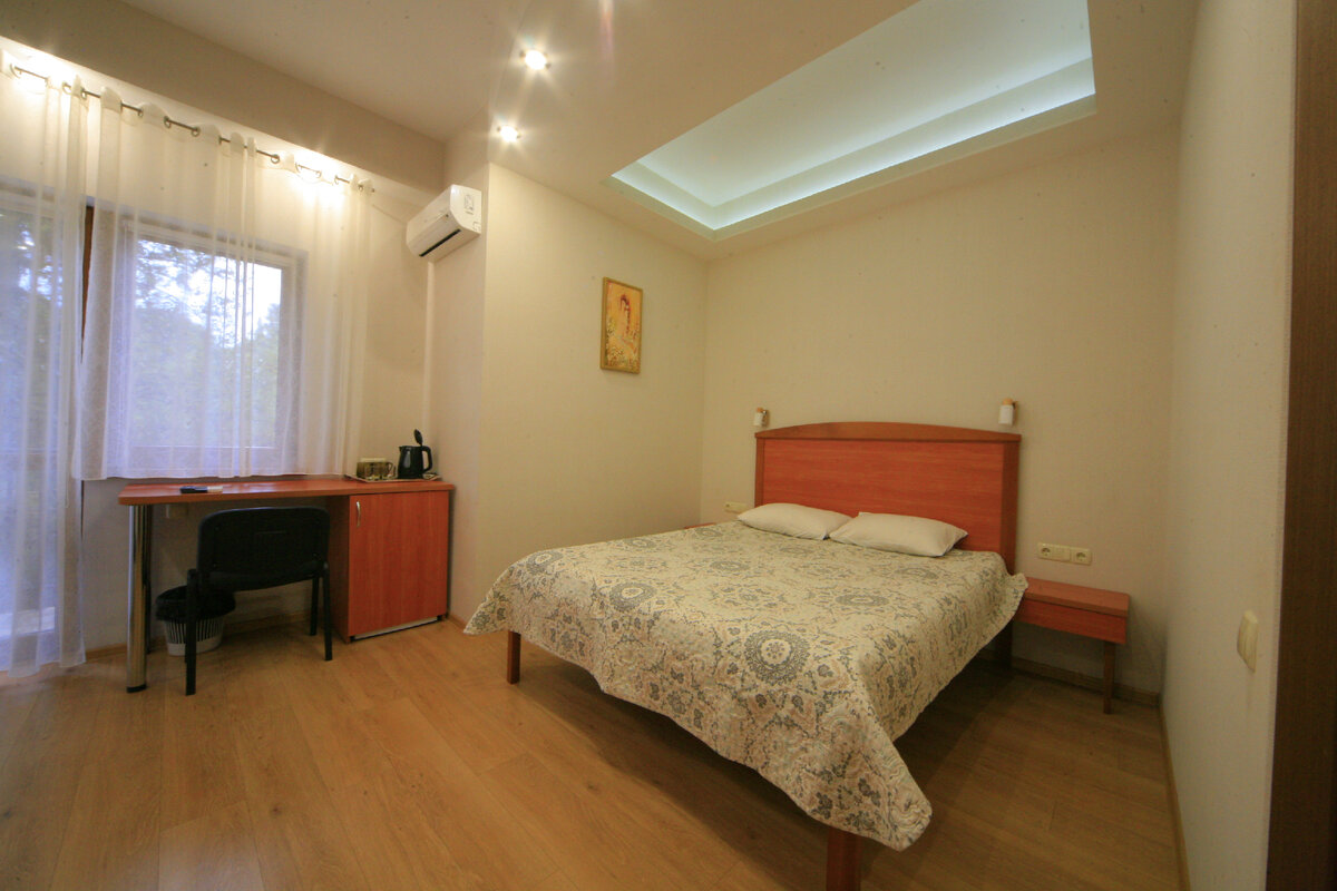 Двухместный полулюкс в гостевом доме Севиза в Ялте.