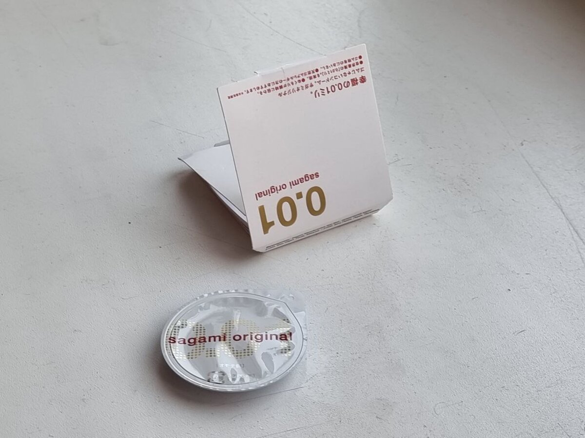 Sagami Original 001. Каждый "оригинал" упакован в круглую низкую баночку, подобно консервам. А потом такие баночки укладываются во внешнюю картонную упаковку. Тоже своеобразную, но всё-таки более привычную. Причём на рынке распространены упаковки, содержащие всего один презерватив