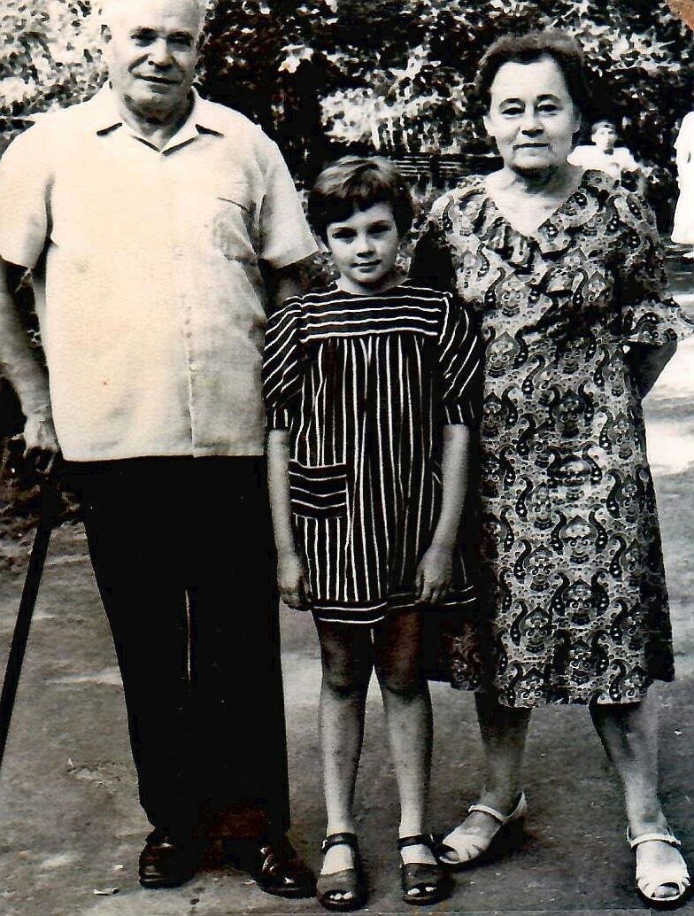 История о девочке с кактусами: о детстве в большом доме, солдатиках-матросах и мертвых бабочках...