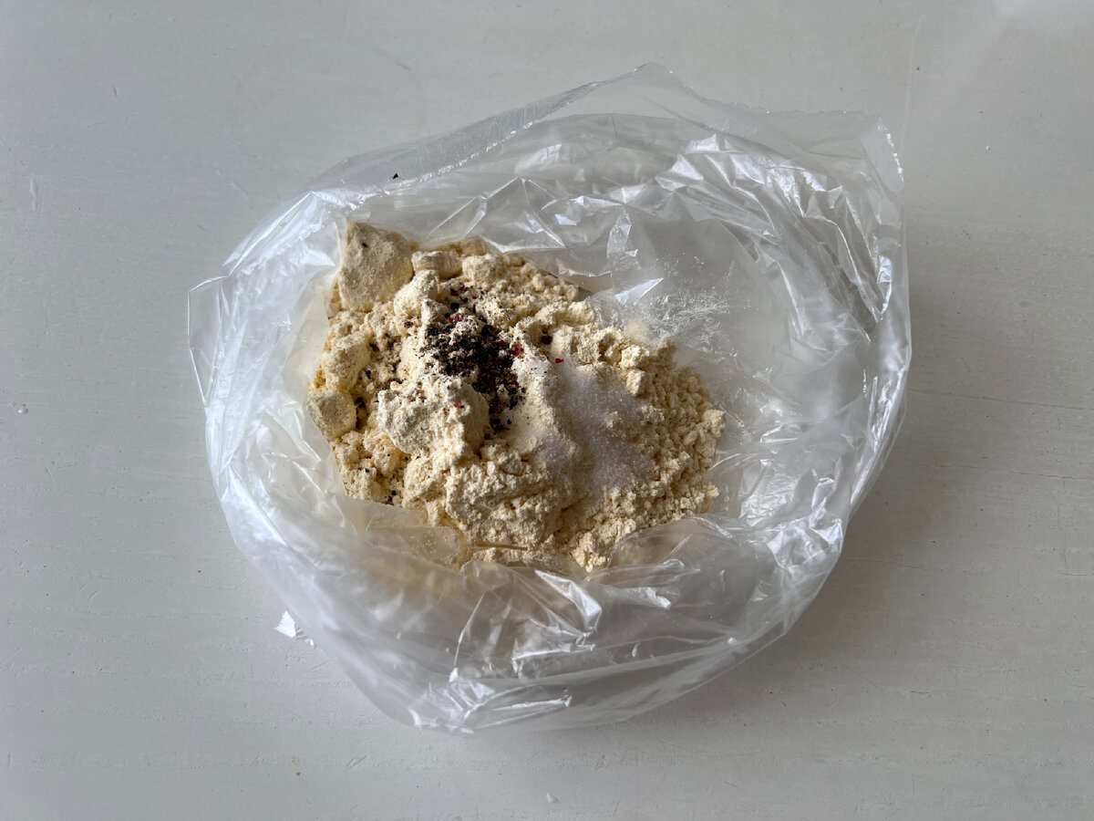 Кладём в пакет 100 г кукурузной муки, соль, перец, специи по вкусу (с паприкой вкусно выходит) 