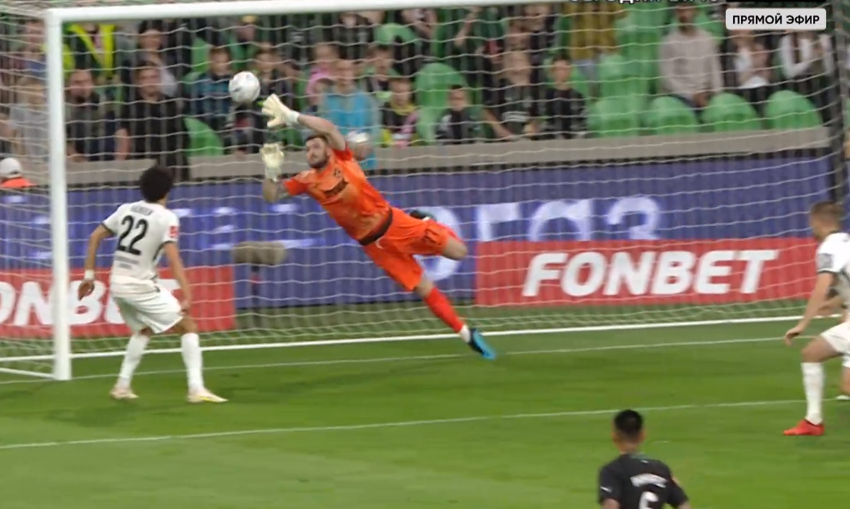 Первый гол матча. Олег Баклов (ФК Урал) совсем немного не дотянулся до мяча