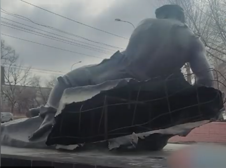    От памятника отрезали два метра металла. Фото: скриншот из видео. 