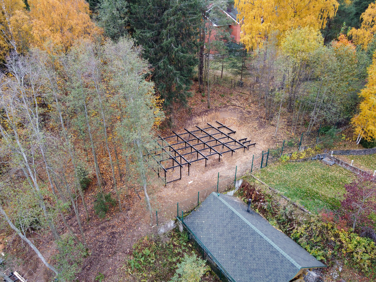 Самый верх склона тоже подкопали, чтобы уменьшить перепад. 