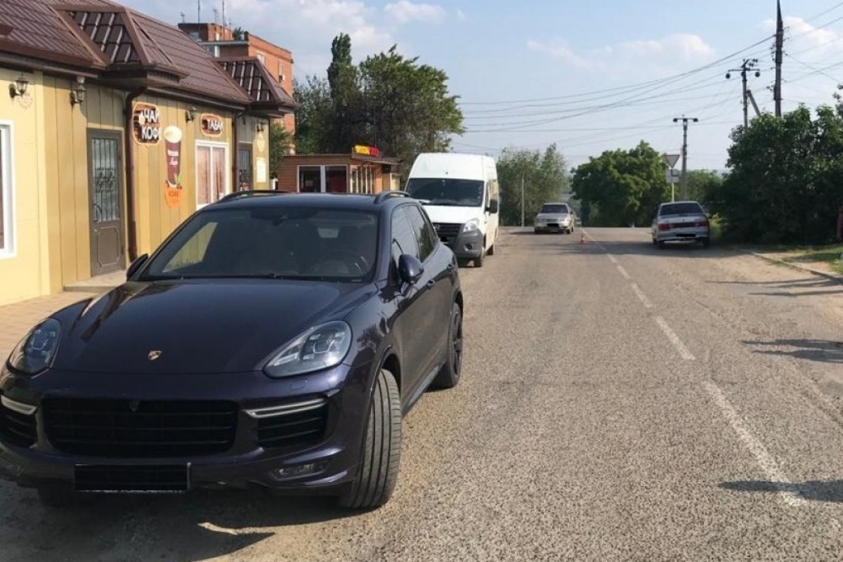    В Кропоткине водитель «Порше» сбил 5-летнюю девочку, перебегавшую дорогу