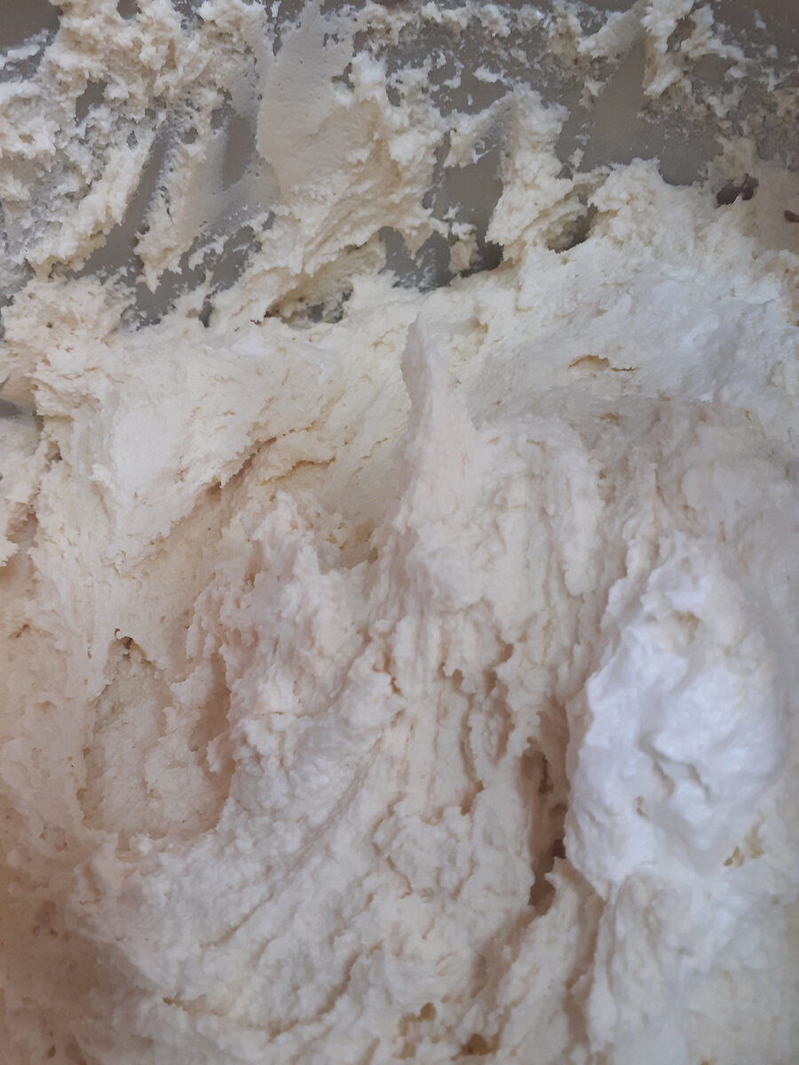 Песочное тесто для печенья после добавления муки