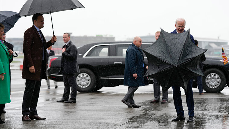 На саммите G7 Байден боролся не только с Россией и Китаем, но и с зонтом.