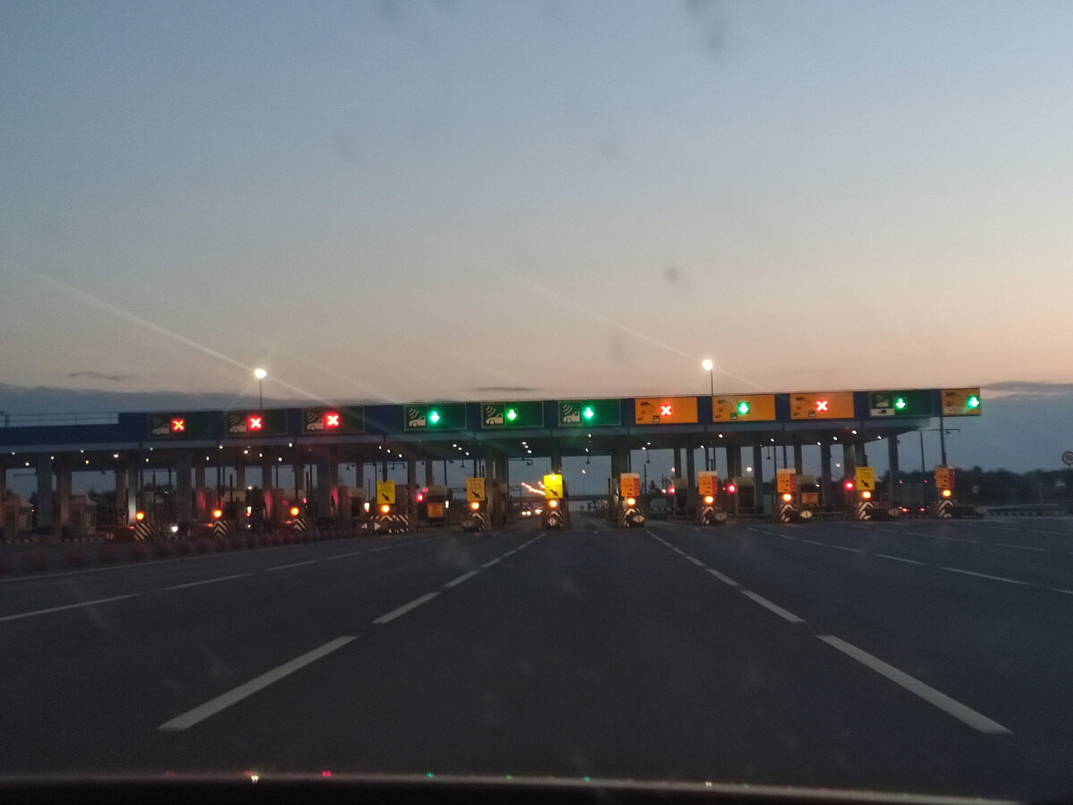 Ночью огоньки так и зазывают - заплати деньги и прокатись с ветерком)))