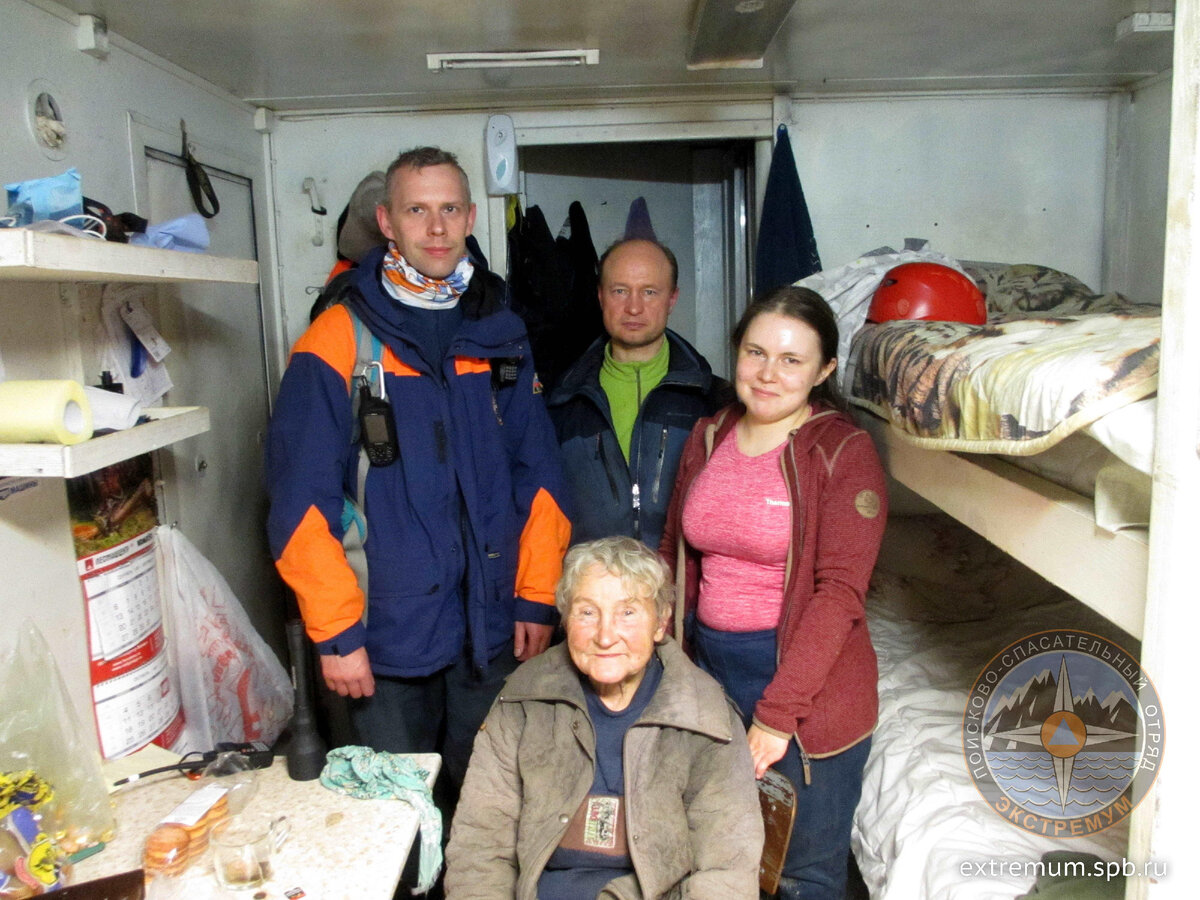 Спасатель Николай (на фото первый слева): Бабушка очень позитивна и мила. Общаясь с ней и не подумаешь, что ей почти 80. Хочу пожелать всем дожить до стольких лет, оставаясь в таком же здравом уме и бодром расположении, духа как она.