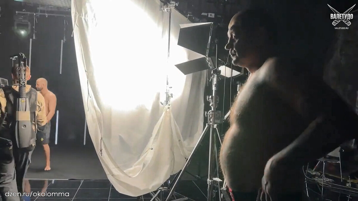 Сначала появляется живот, потом сам Александр