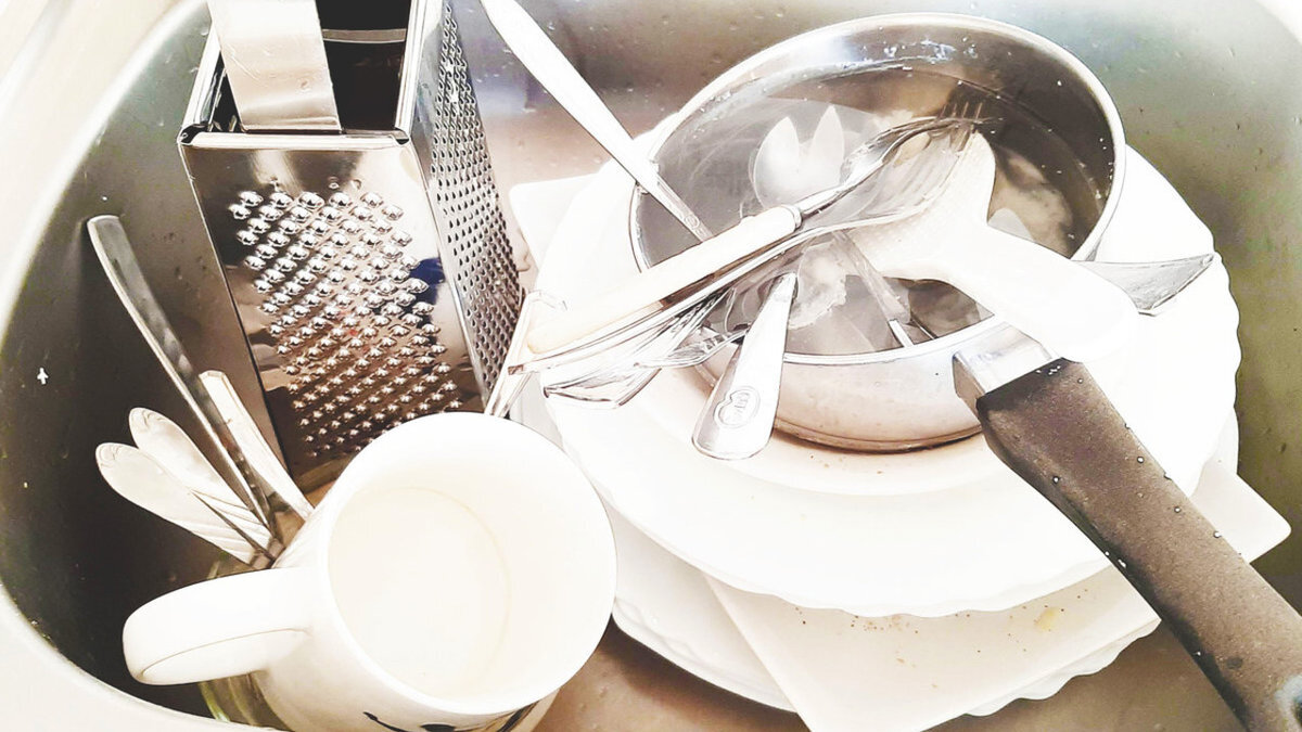 Мыть много много посуды. Посуда d hfrfdbzt. Грязная посуда. Грязная посуда в раковине. Гора посуды.