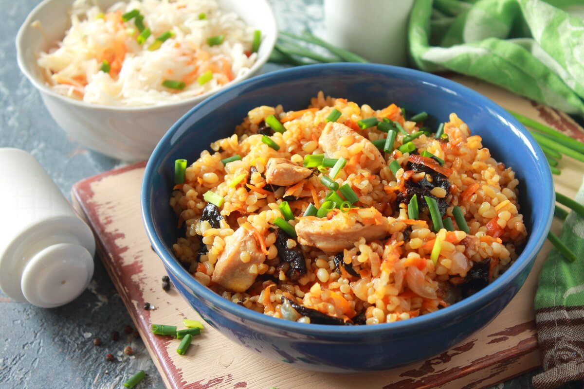 Если мы говорим о внедрении в свою жизнь более здоровых привычек по отношению к еде , то предлагаю Вам обратить внимание на такую замечательную крупу как булгур. 
И приготовить из него вкуснейший плов, скажу честно мне даже по вкусу нравится больше это блюдо , чем в традиционном виде ) 