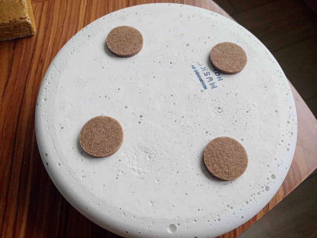 На дно поддона наклеива фетровые накладки, чтобы горшок не царапал поверхность мебели. Фото автора