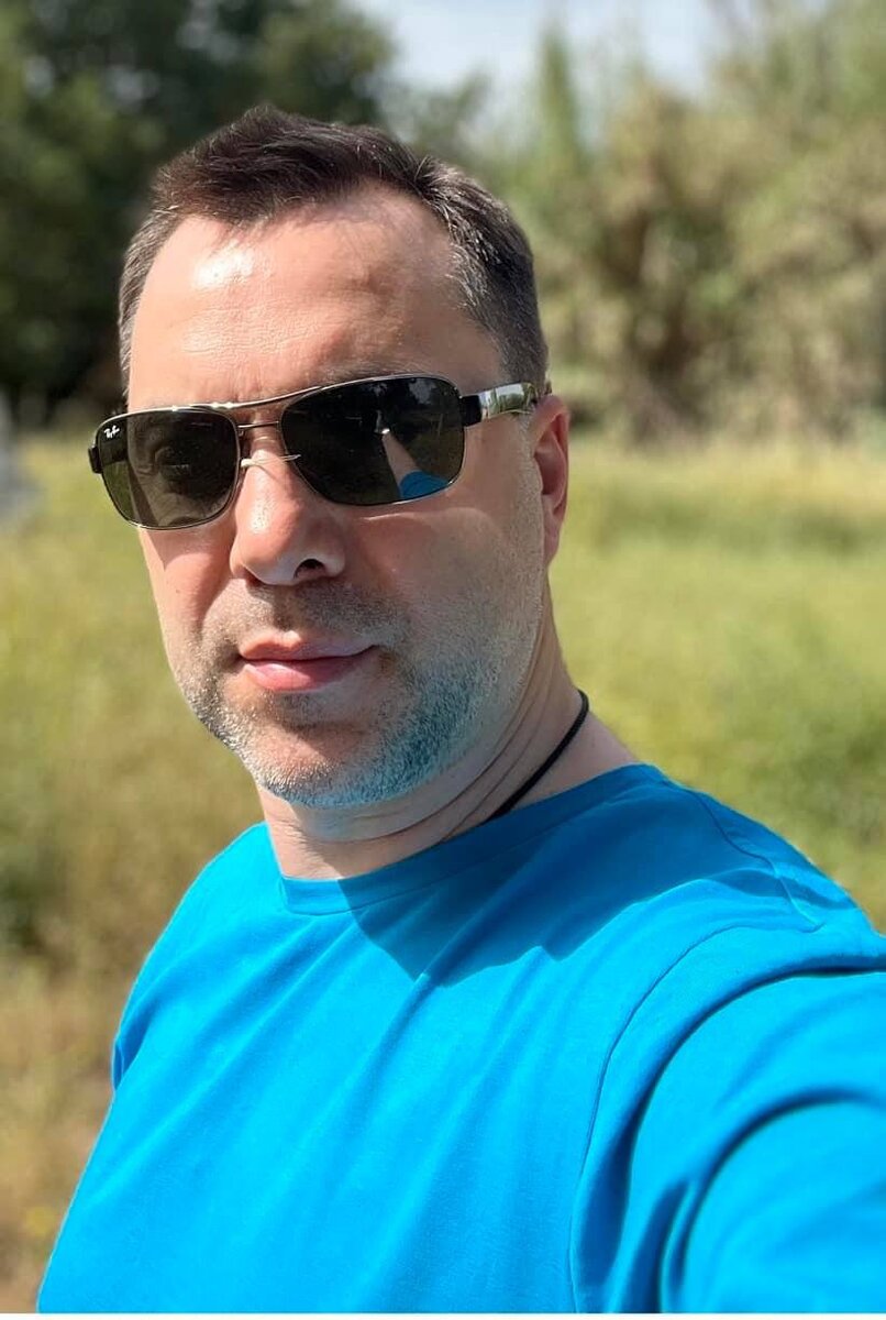 «Вынашивает нового Залужного»: Арестович* предъявил живот в ...