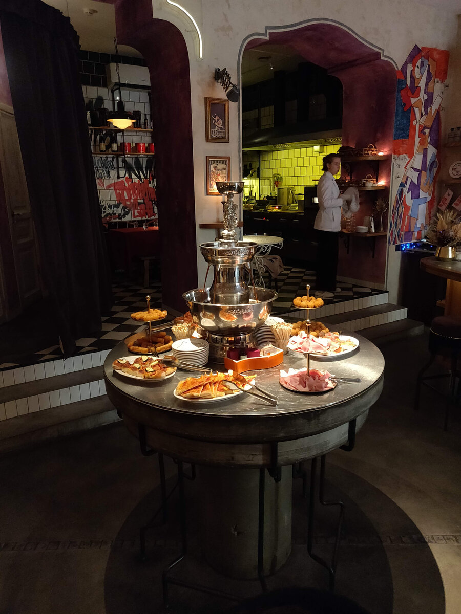 На фотографии фонтан Негрони. Работает с момента открытия (16:00) до 19:00.