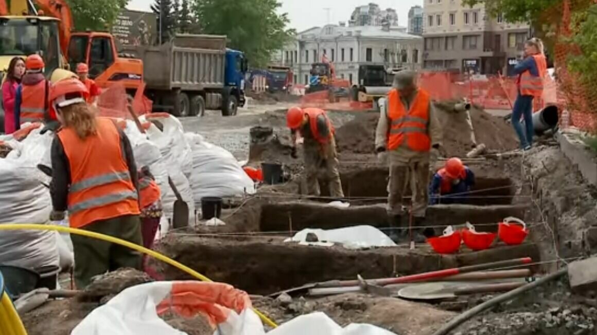     В областной столице археологи ведут раскопки на улице Ленина. Сейчас здесь строители ремонтируют дорогу. По данным телеканала «Тюменское время», здесь обнаружены 16 захоронений.