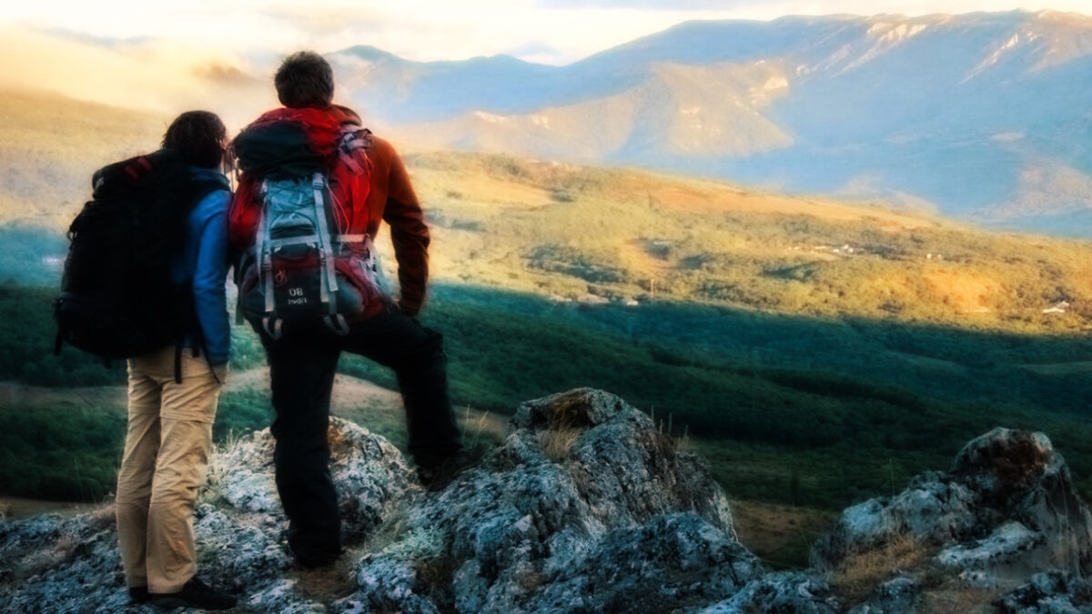 туристский поход. путешественники должны быть. путешественники должны быть. путешествие в горы. пара в горах.