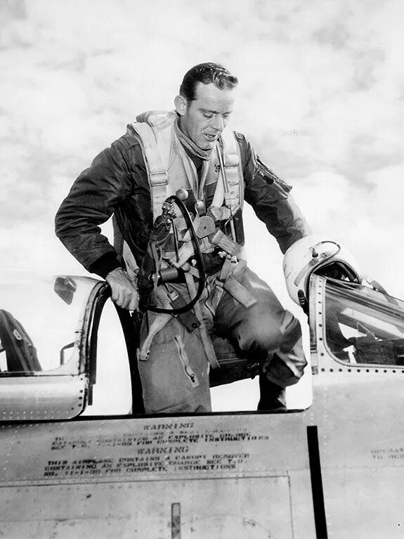Пилот в бомбере Ma-1 после выполнения полета