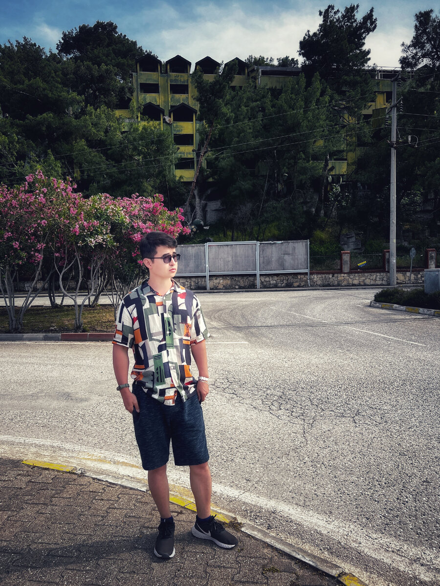 Вид со стороны Туристического бульвара – самый эпичный и криповый.