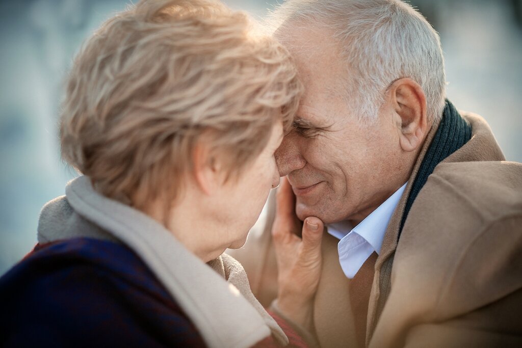 Воспитывать до старости. Возраст любви. Влюбленные старики. Пожилая пара любовь. Нежность пожилых.