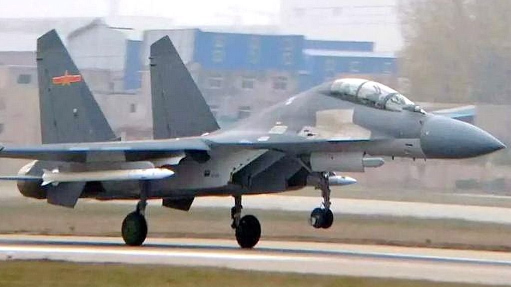 Истребитель ВВС НОАК с подвешенными ракетами PL-XX. Изображение из открытых источников