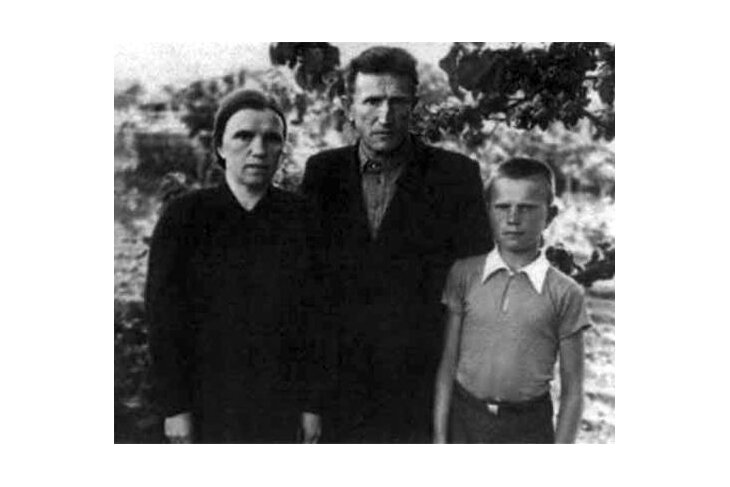 Геннадий с матерью Марфой Петровной и отцом Андреем Михайловичем.