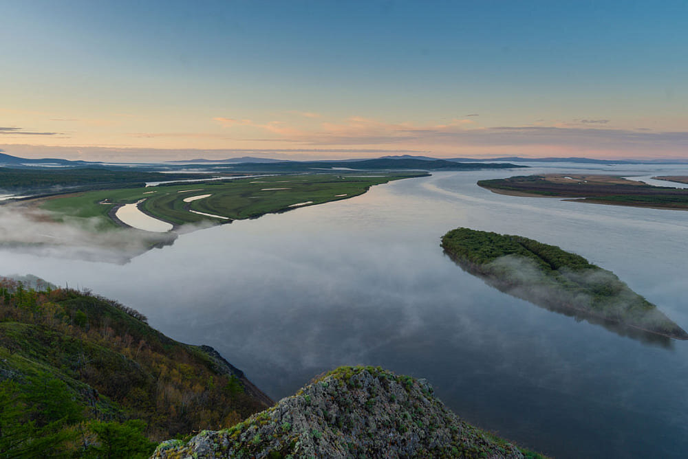 У ВЫСОКИХ БЕРЕГОВ АМУРА…