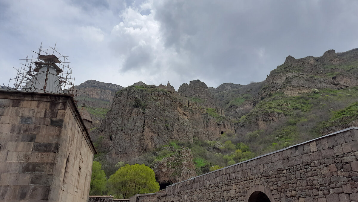 Храм Гарни и монастырь Гегард я посетила за одну вылазку из Еревана. Про Гарни я уже писала здесь, а сегодня расскажу про Гегардаванк (именно так он называется полностью).-2-2