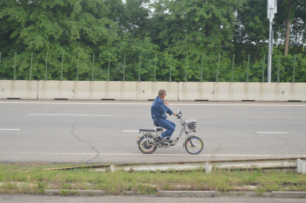 Фото автора. 29.05.2023. Велосипед с электромотором. Это конечно не БелАЗ, но вещь серьёзная. Сядет аккумулятор, можно педалями подкрутить.