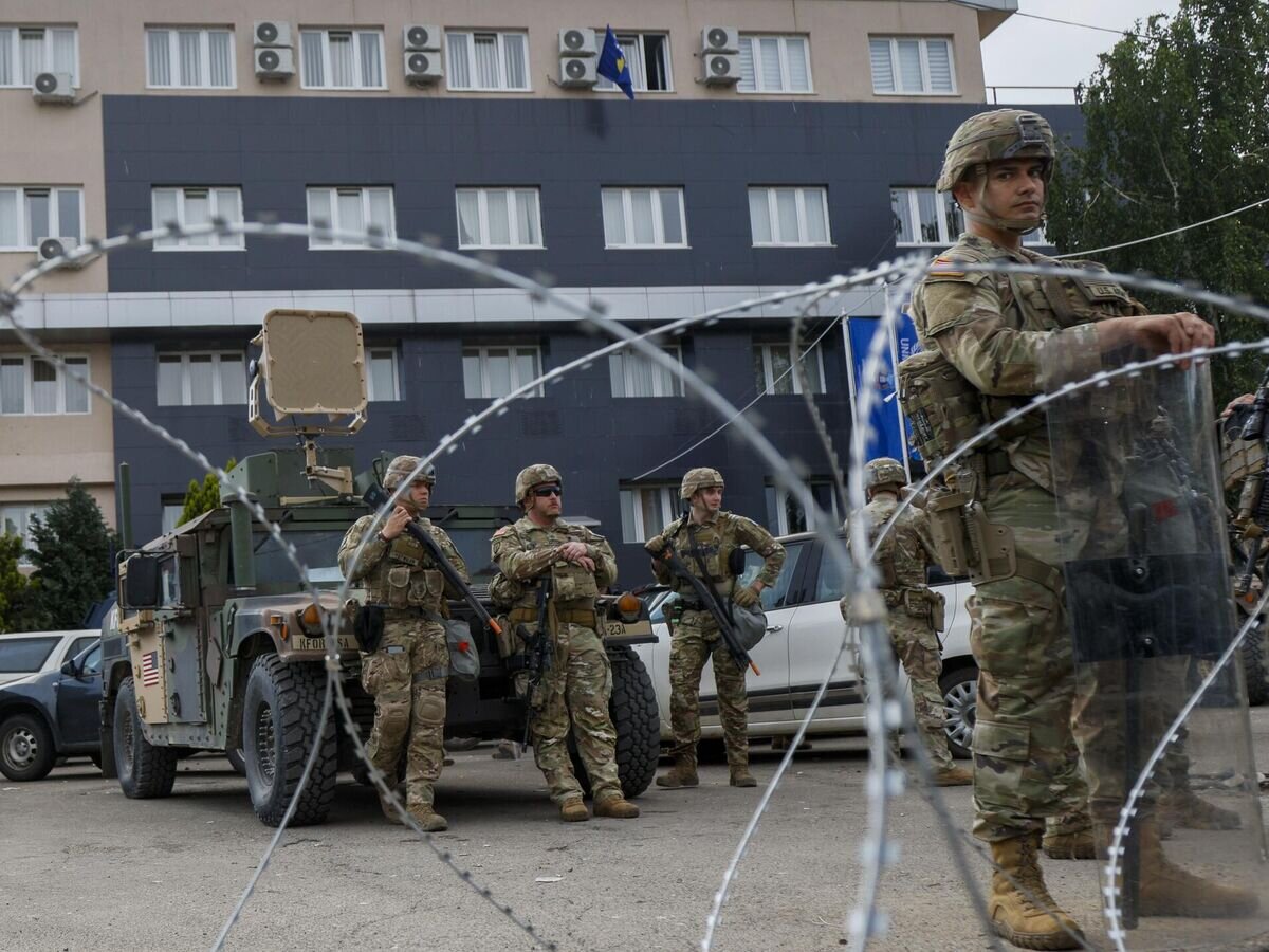    Миссия НАТО оцепила здания муниципалитетов в Косово© AP Photo / Marjan Vucetic