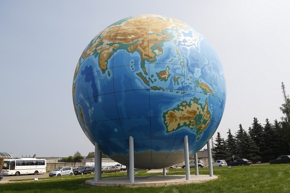 Крупные глобусы. Самый большой Глобус в Европе Дорогобуж. Самый большой в мире Глобус эрта. Глобус в Смоленске. Глобус в городе Дорогобуж Смоленской области.