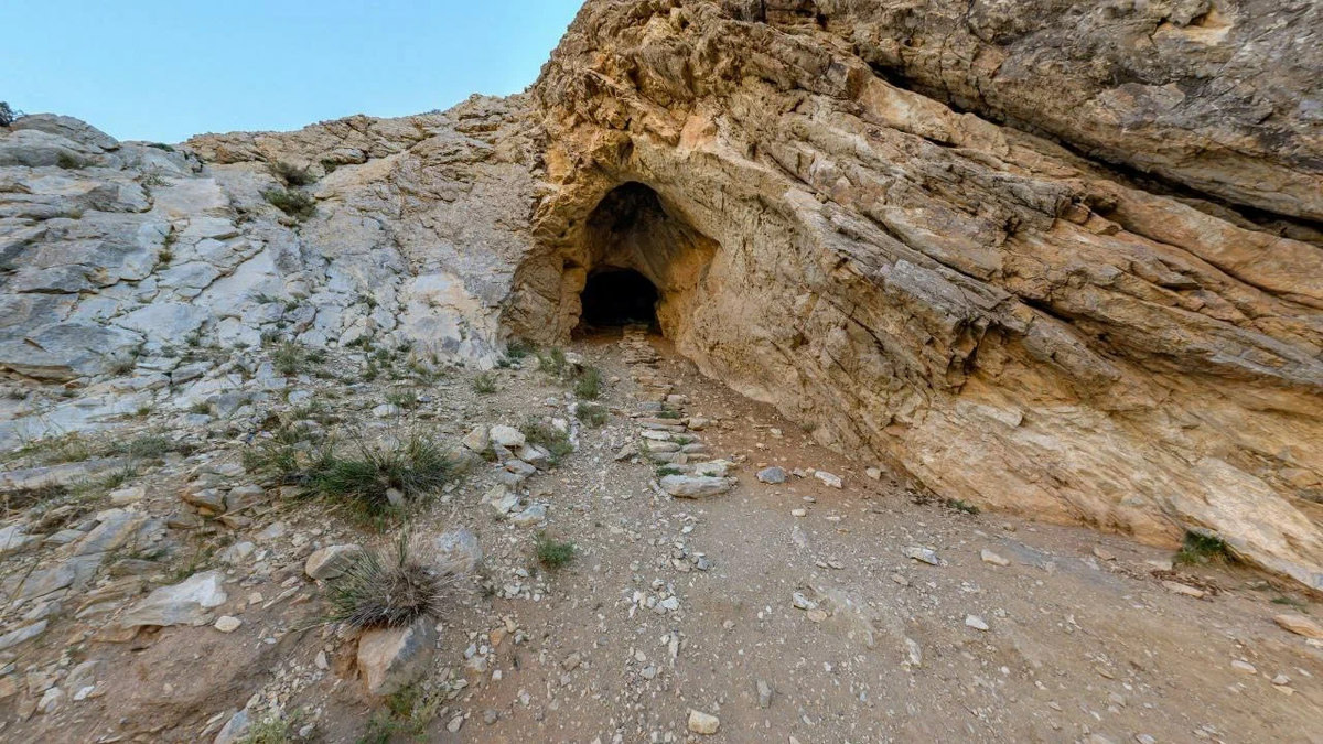 На фото:  пещера Цагаан-Агуй 