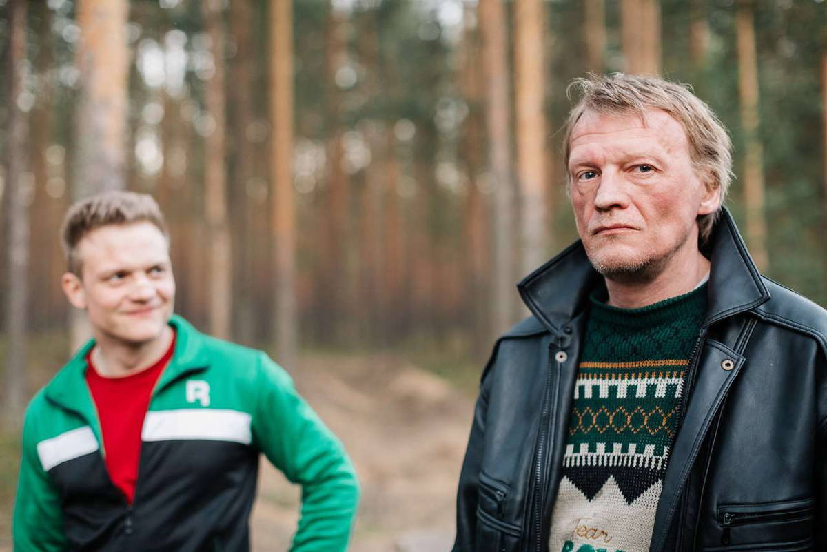 Фото Евгения Ткачука в образе Витьки Чеснока и Алексея Серебрякова в образе Лехи Штыря взято из открытых источников с иллюстративной целью