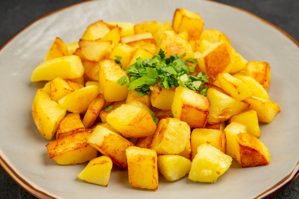 Жареная картошка с румяной корочкой и салат из свежих овощей и помидоров - идеальный вариант летнего обеда или ужина. Однако многие будут удивлены, что до этого момента жарили картошку не правильно.