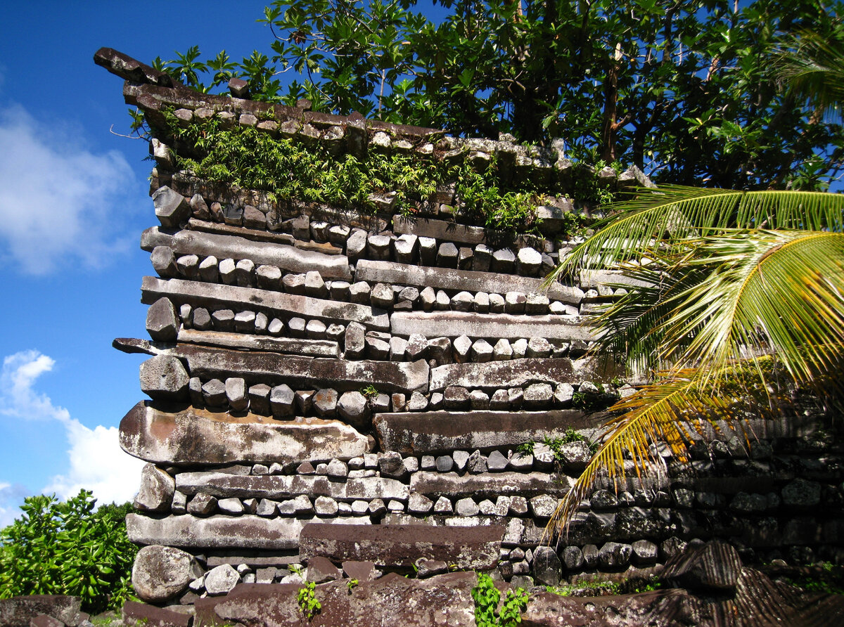 Кто мог построить это тысячи лет назад?
Источник фото: https://outremers360.com/wp-media/uploads/2016/07/site_1503_0010.jpg