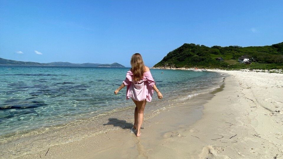     Посмотрев на цены и на то, что за них предлагают местные базы отдыха можно сказать лишь одно: «Да там кому-то напекло без панамки». А учитывая то, что и за такие баснословные деньги в Приморье уже всё разобрали, то удивление вырастает вдвойне. Так где-то всё же можно будет отдохнуть этим летом, а?