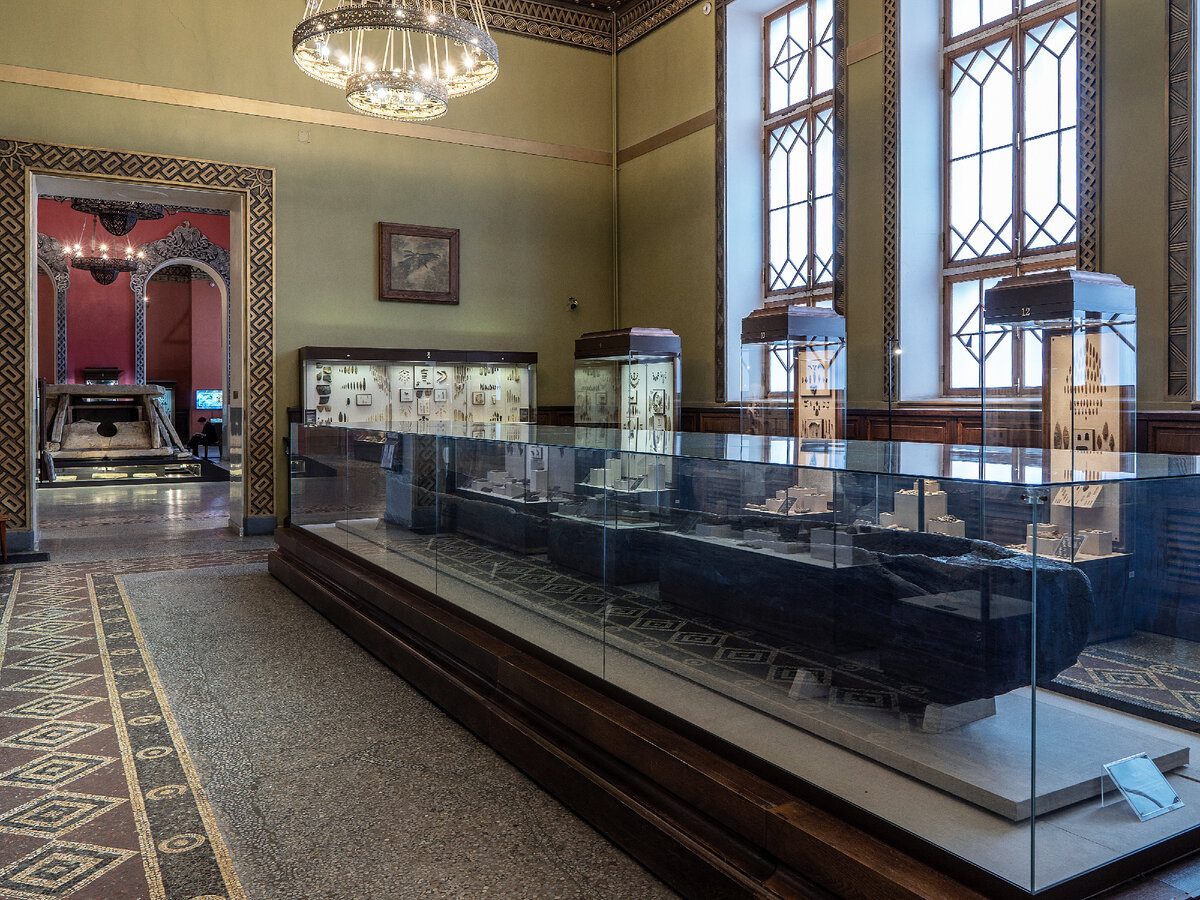 Зал № 3 «Завершение формирования раннепервобытной общины. Мезолит. Эпоха позднепервобытной общины. Неолит» и проход в зал № 4. Современный вид.