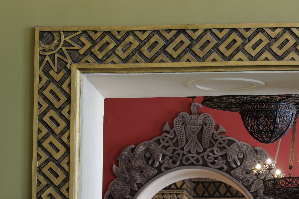 Детали оформления зала № 3. Наличник дверного проема.