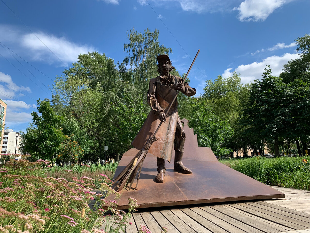 Ростокинский дворник памятник. Дворник Железный. Скульптор Дорота Петровяк работы.