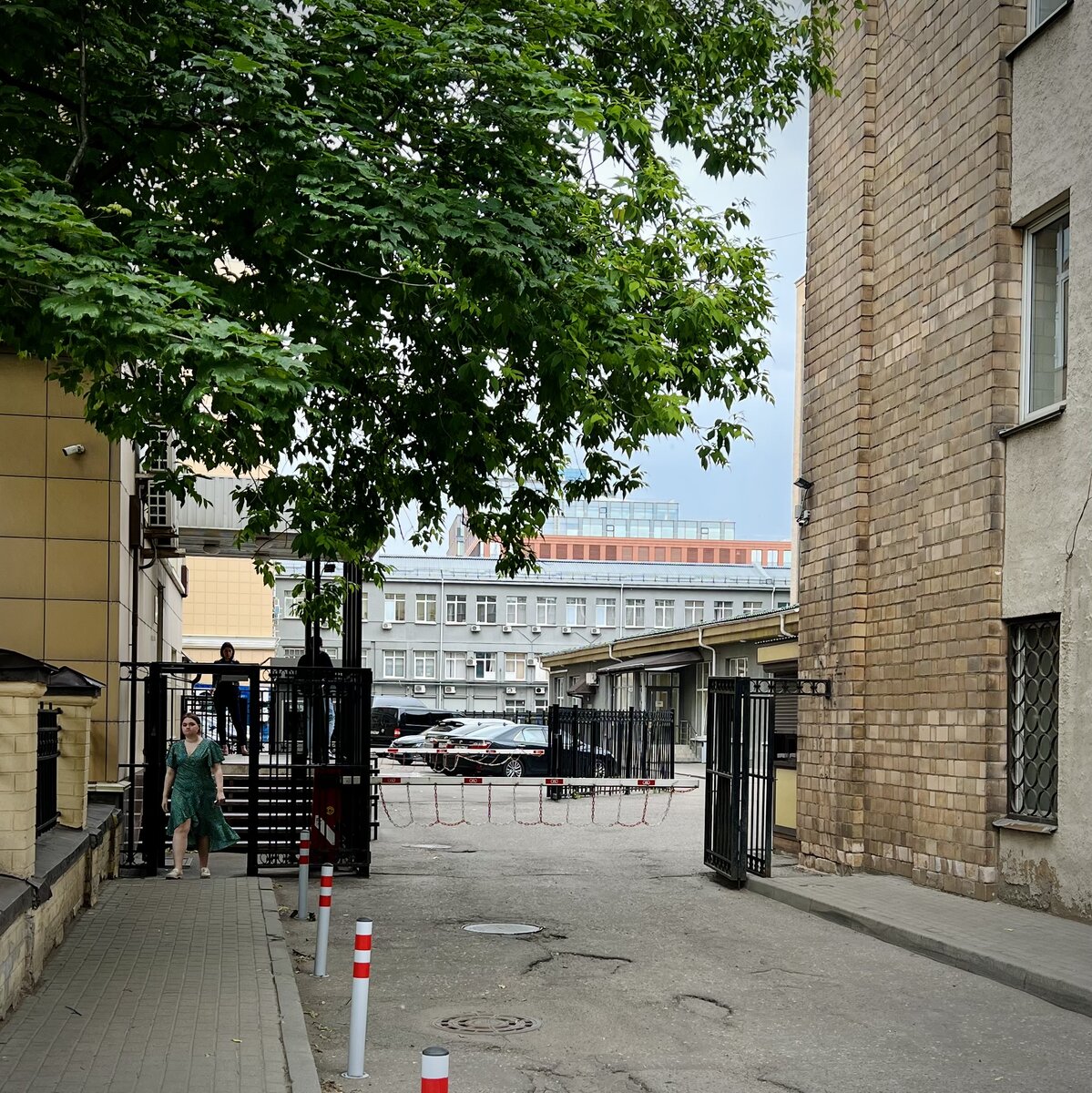 Вход на территорию павильонного комплекса, где проходят съемки «Сто к одному»