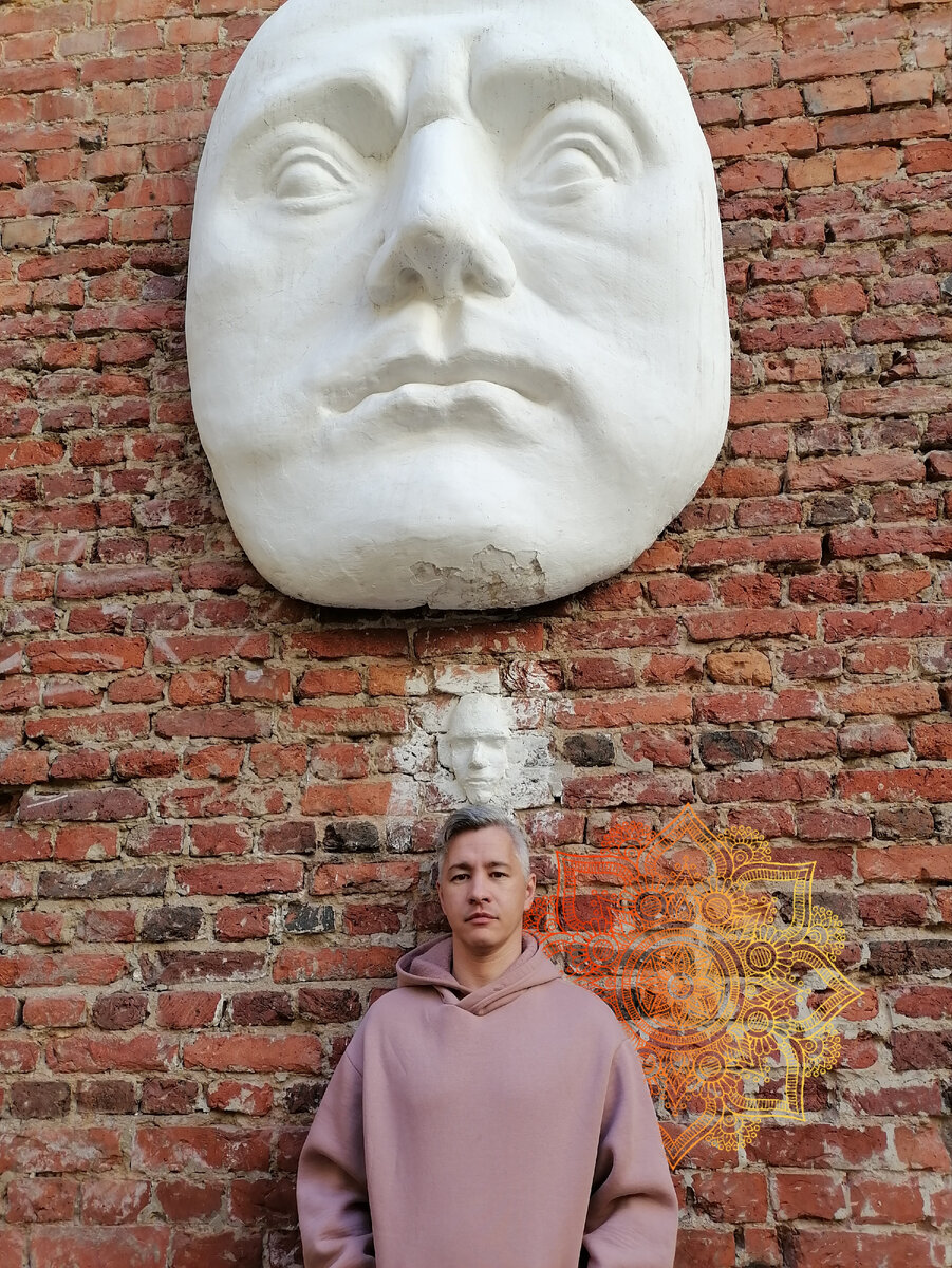 Автор статьи во дворе одного из соседних домом с тем, в котором жил Иван Тургенев по улице Большой Конюшенной, Санкт-Петербург