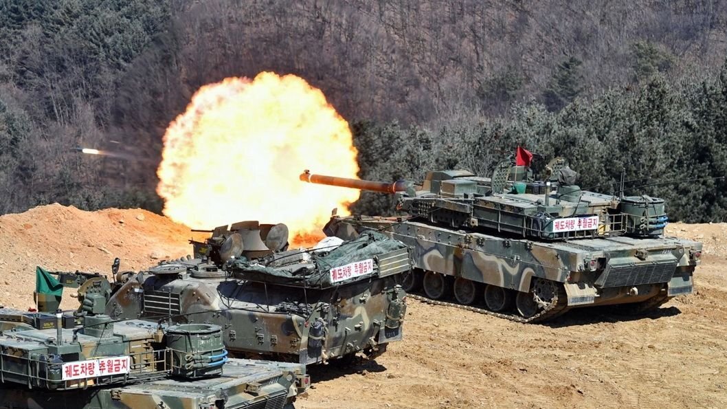 Танк K2 Black Panther ведёт огонь из пушки. Фото из открытых источников