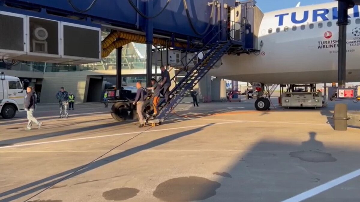     Генпрокуратура поделилась видео экстрадиции Романа Морозова из Парагвая. Будучи владельцем ломбарда, он обманул клиентов на 11 миллионов рублей, сообщает ведомство.