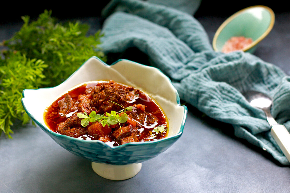 Говядина, тушеная в луковом соусе, от Елены Некрасовой. https://t.me/urbanistka_vl