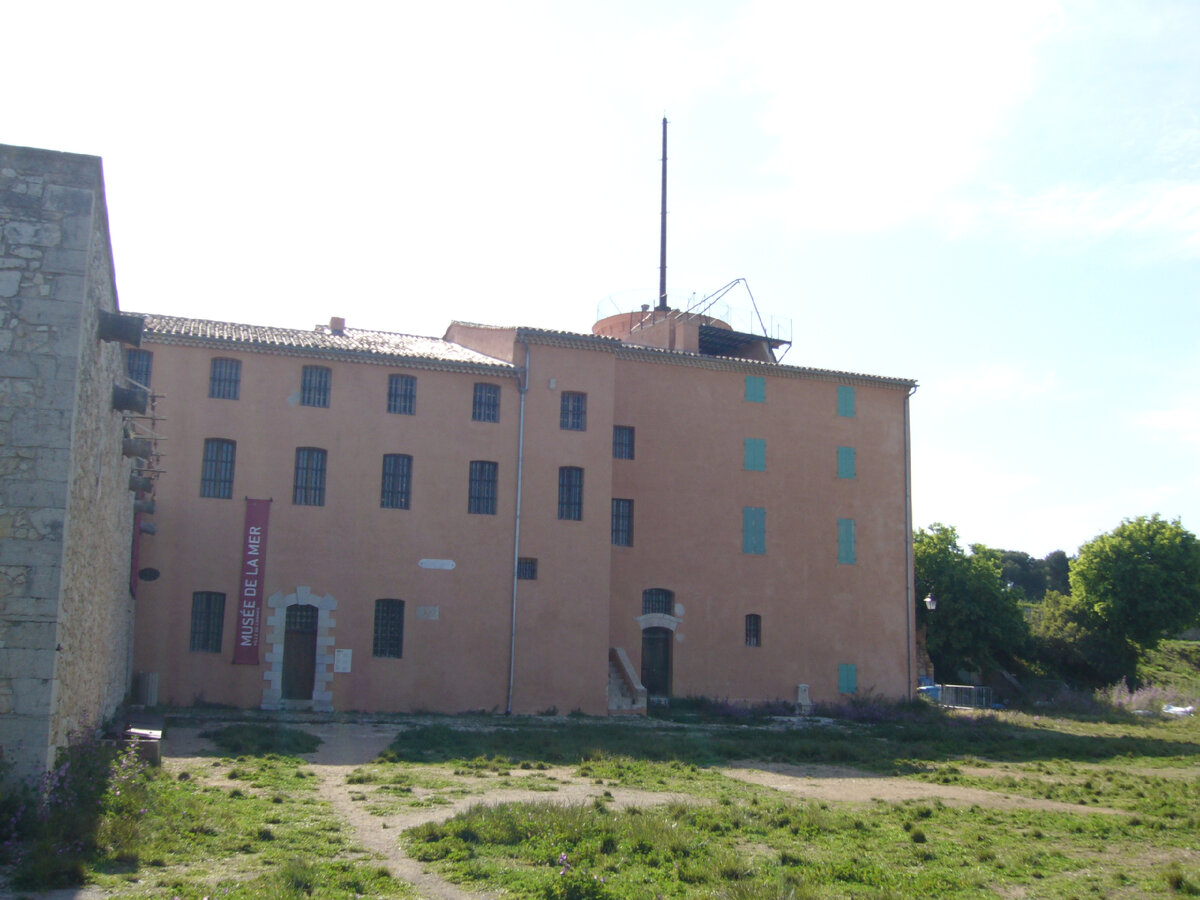 Фотогалерея "Форт Рояль". Морской музей и камера Железной маски