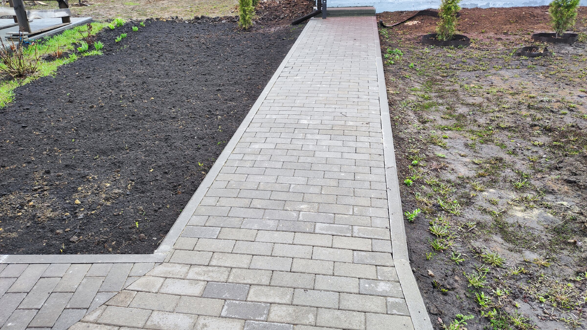 Основные дорожки сделаны из брусчатки. @ Горбунов Сергей