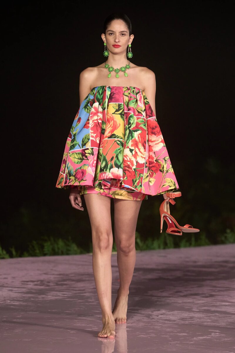 Resort 2025. Показ мод италия 2025. carolina herrera resort 2025 models. carolina herrera heroes.