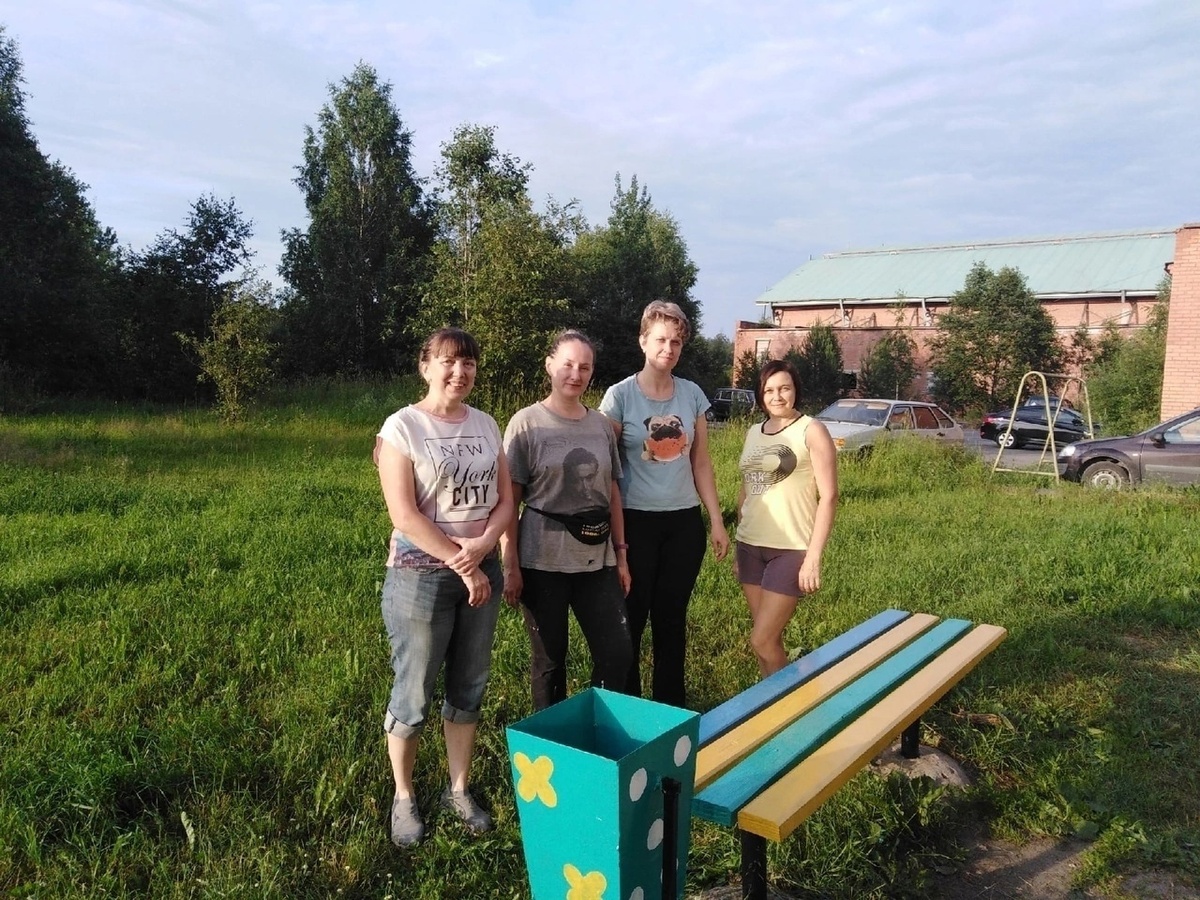 Житель Кондопоги вместе с сыном самостоятельно благоустраивает свой дворпаблик администрации Кондопожского района «ВКонтакте»📷
